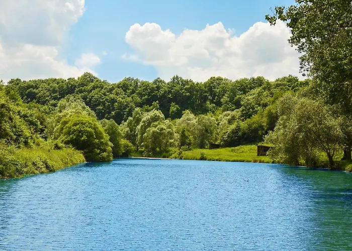 Eco Complex Izvori 酒店 2*